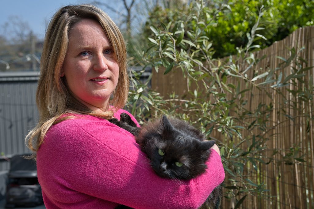 Jenny avec un de mes chats : Cléopatre